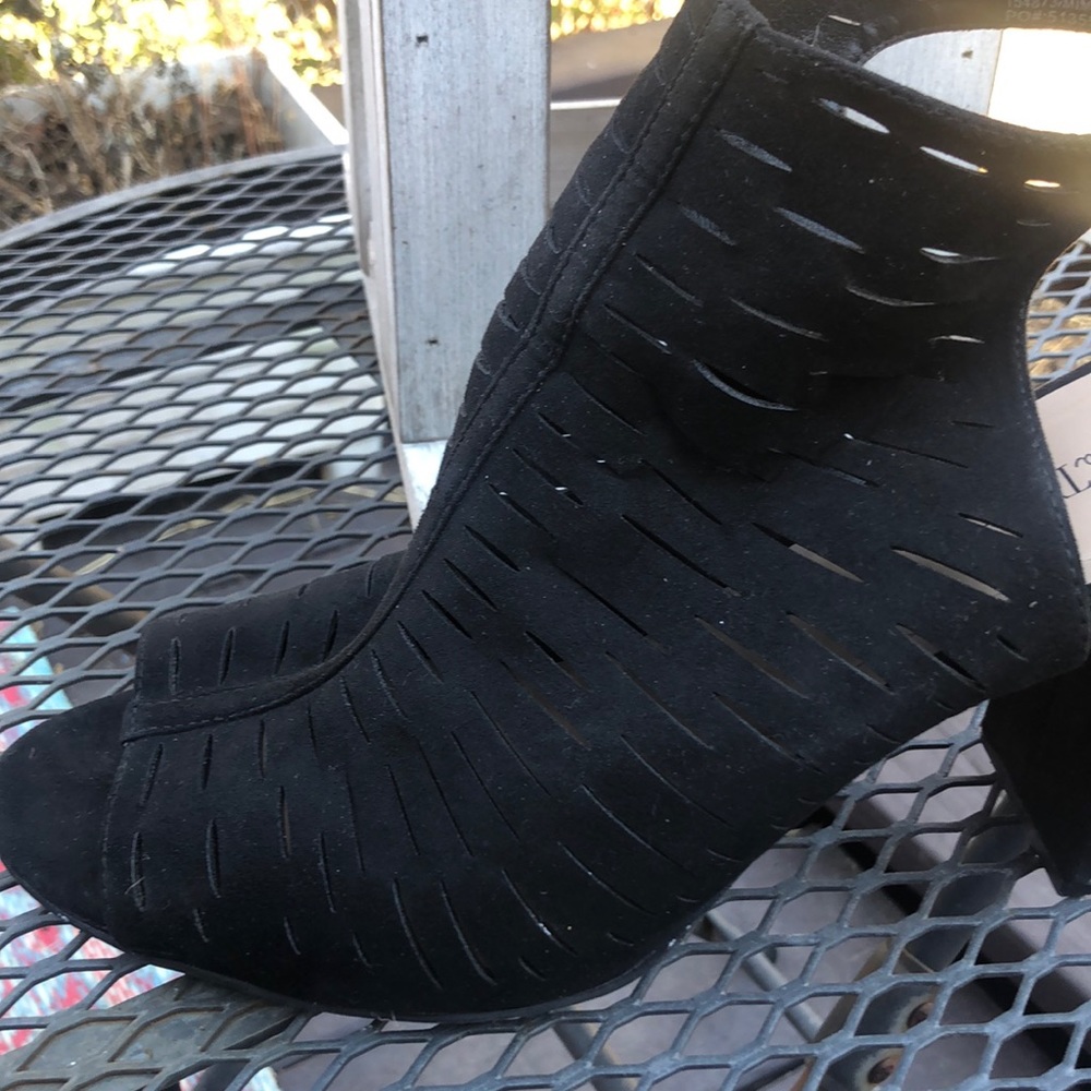 Sophie Taylor Black heels with an ankle strap size 13 medium